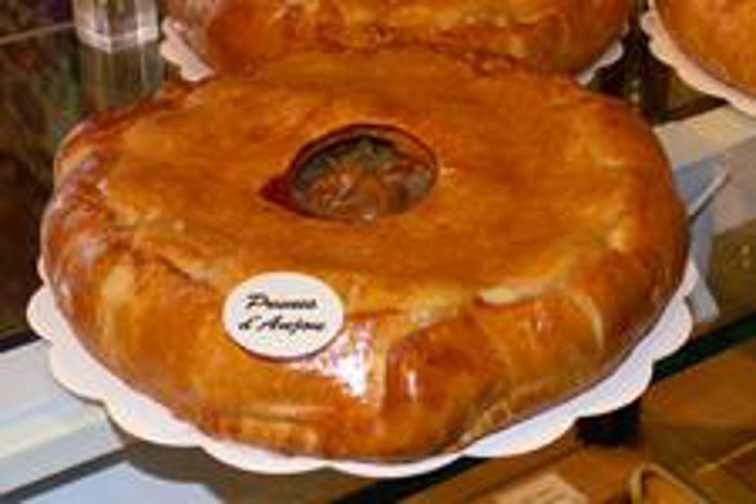 La référence à une zone géographique permet de tirer parti de l'attachement des consommateurs à leur région ou au patrimoine (Photo : latoque.fr). Pâté aux prunes d'Anjou (Photo : latoque.fr).