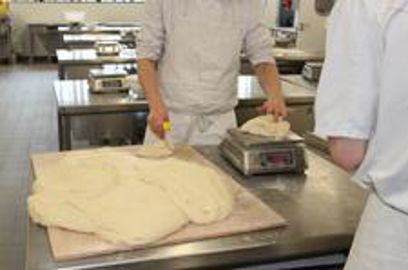 Plus on acquiert de diplômes, plus on peut évoluer dans sa carrière (Photo : Latoque.fr). Ecole de boulangerie (Photo : Latoque.fr).