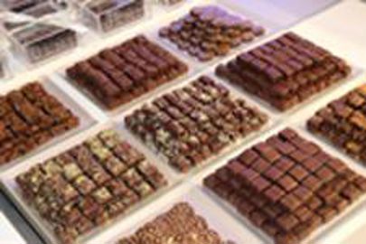 Le développement durable n'a du sens que lorsque toute la filière est engagée, de la plantation au produit fini (Photo : latoque.fr). Bonbons de chocolats (Photo : latoque.fr).
