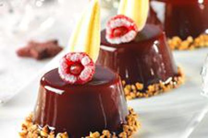 Nappage miroir : un rendu parfait qui permet de souligner les courbes d'une pâtisserie (Photo Latoque.fr). Nappage miroir de CSM (Photo : Latoque.fr).