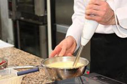 Certains mixers incluent un couteau spécifiquement étudié pour le foisonnement des crèmes (Photo : Latoque.fr). Mixer en pâtisserie (Photo : Latoque.fr). Certains mixers incluent un couteau spécifiquement étudié pour le foisonnement des crèmes (Photo : Latoque.fr). Mixer en pâtisserie (Photo : Latoque.fr).
