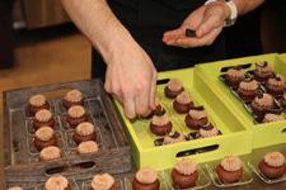 La succession des gestes peut impacter la marge : à surveiller ! (Photo : Latoque.fr). Bouchées de pâtisseries (Photo : Latoque.fr).