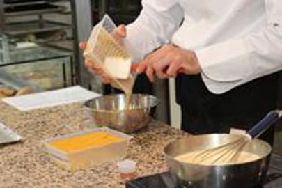 Une bûche maison est intégralement préparée sur place à partir de produits bruts (Photo : latoque.fr). Bûche fait-maison par un professionnel (Photo : latoque.fr).