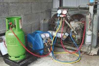 Le contrôle des installations frigorifiques implique la récupération, la pesée et la réinjection du fluide (Photo : Latoque.fr). Entretien des équipements frigorifiques (Photo : Latoque.fr).