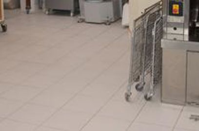 La fiabilité et la durabilité d'un carrelage sont liées à la qualité de la pose et à l'aptitude du matériau à résister aux contraintes physiques et chimiques (Photo : Latoque.fr). Choix d'un carrelage dans une boulangerie (Photo : Latoque.fr).