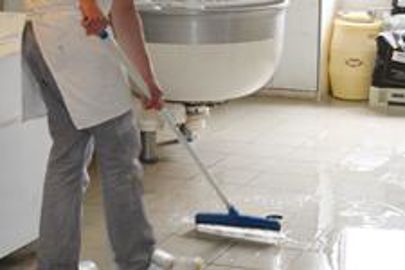 Les surfaces nettoyées avec des détergents/désinfectants doivent en général être rincées (Photo : Latoque.fr). Lavage du sol dans un fournil (Photo : Latoque.fr). Les surfaces nettoyées avec des détergents/désinfectants doivent en général être rincées (Photo : Latoque.fr). Lavage du sol dans un fournil (Photo : Latoque.fr).