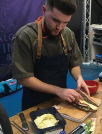 Steeve Richard, salarié de Tartine et Gourmandises à La Roche- sur-Yon (85) représentera les Pays de Loire au concours
du meilleur sandwich.
Steeve Richard, salarié de Tartine et Gourmandises à La Roche- sur-Yon (85) représentera les Pays de Loire au concours
du meilleur sandwich.