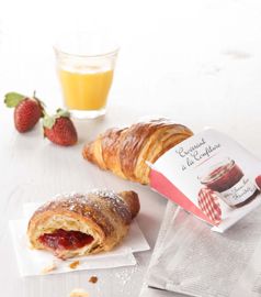 Le croissant fourré à la confiture de fraises Bonne Maman est doublement rassurant pour le client en quête de gourmandise. Le croissant fourré à la confiture de fraises Bonne Maman est doublement rassurant pour le client en quête de gourmandise.