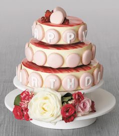 En complément des recettes, Stéphane Glacier a imaginé des présentoirs en pastillage et chocolat pour ses entremets, comme pour ce suprême vanille-fruits rouges.
En complément des recettes, Stéphane Glacier a imaginé des présentoirs en pastillage et chocolat pour ses entremets, comme pour ce suprême vanille-fruits rouges.