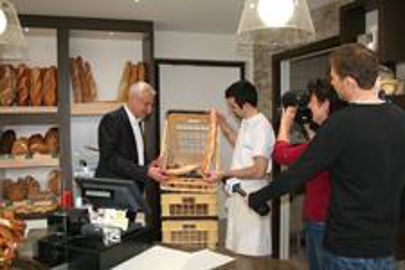 Une équipe de télévision dans votre boulangerie ? Mieux vaut se rendre disponible (Photo : latoque.fr). Communication en boulangerie (Photo : latoque.fr). Une équipe de télévision dans votre boulangerie ? Mieux vaut se rendre disponible (Photo : latoque.fr). Communication en boulangerie (Photo : latoque.fr).