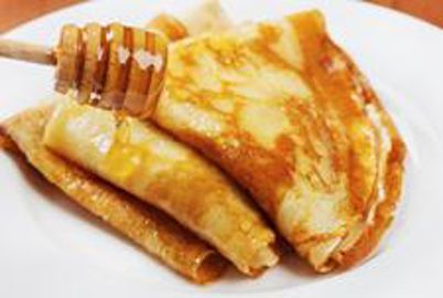 La crêpe, grâce à ses ingrédients peu chers, peut atteindre 80% de marge brute (Photo juliasudnitskaya-Fotolia.com) Crêpes et galettes en boulangerie (Photo : latoque.fr).