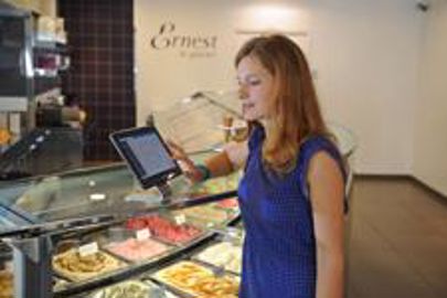 Léa, chez Ernest le Glacier, présente le programme  Allergènes en boulangerie-pâtisserie (Photo : Latoque.fr).