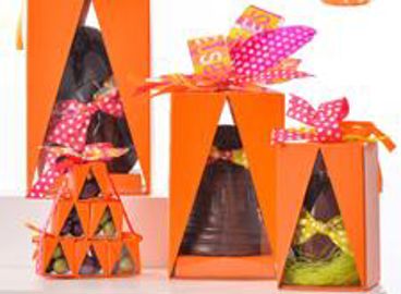 Les côtés de ces boîtes (Vert & Renouat) tiennent grâce à un simple ruban noué (Photo : latoque.fr). Emballages de chocolat de Pâques Vert & Renouat (Photos : latoque.fr).