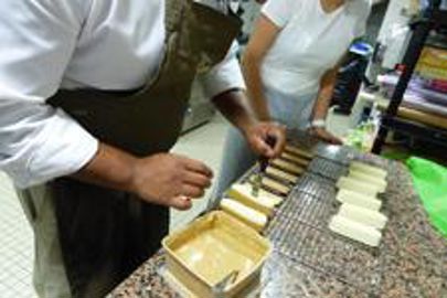 Enseigner, c'est montrer, contrôler, re-montrer... pour que l'élève puisse acquérir les bons gestes (Photo : Latoque.fr). Stages en boulangerie (Photo : Latoque.fr).