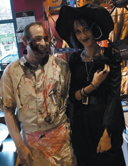       En quelques jours, Sylvain Joubert a improvisé cette animation Halloween avec goûter offert aux clients déguisés. 
