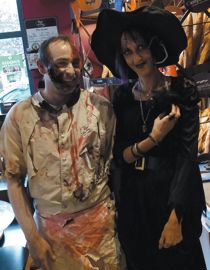En quelques jours, Sylvain Joubert a improvisé cette animation Halloween avec goûter offert aux clients déguisés.
En quelques jours, Sylvain Joubert a improvisé cette animation Halloween avec goûter offert aux clients déguisés.
