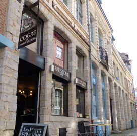 Dans le vieux quartier de Lille, L'Ogre de Carrouselberg bénéficie d'une clientèle jeune et nantie, ainsi que
du passage touristique.
Dans le vieux quartier de Lille, L'Ogre de Carrouselberg bénéficie d'une clientèle jeune et nantie, ainsi que
du passage touristique.