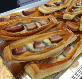 Certains de vos produits snacking (comme ici, les feuilletés d'Olivier Grimaud, à Blois - 41) se prêtent facilement à une promotion pour la Fête des Voisins.
Certains de vos produits snacking (comme ici, les feuilletés d'Olivier Grimaud, à Blois - 41) se prêtent facilement à une promotion pour la Fête des Voisins.