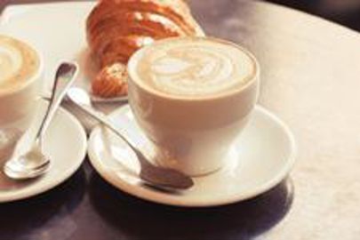 Proposer une boisson chaude permet de faire goûter des petites spécialités maison ! (Photo : Fotolia.com) Offre croissant-café (Photo : Latoque.fr) Proposer une boisson chaude permet de faire goûter des petites spécialités maison ! (Photo : Fotolia.com) Offre croissant-café (Photo : Latoque.fr)
