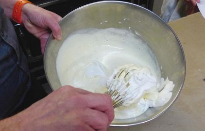       Cuire l'eau et le sucre (285 g) à 115°C. Réaliser une pâte à bombe en versant le sucre cuit sur les oeufs (145 g). Refroidir en montant l'appareil. Réhydrater et ajouter la gélatine fondue (8 g). Détendre le cream cheese avec le jus de citron vert et ajouter les zestes. Incorporer à la pâte à bombe puis ajouter la crème montée (340 g). 
