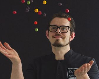 A 40 ans, Thierry Court s'est fait une spécialité du snacking sucré, librement inspiré des gourmandises de son enfance.
THIERRY COURT A 40 ans, Thierry Court s'est fait une spécialité du snacking sucré, librement inspiré des gourmandises de son enfance.
THIERRY COURT
