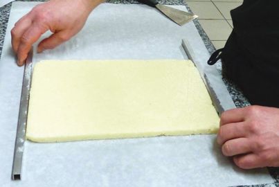       Mélanger le lait concentré et le lait en poudre, 
      ajouter les beurres fondus et l'huile, puis l'arôme et 
      le Malibu. Compléter avec la coco râpée. Etaler entre 
      des réglettes de 1,5 cm de hauteur (et entre deux feuilles de papier sulfurisé) et placer au frais pour une heure.
