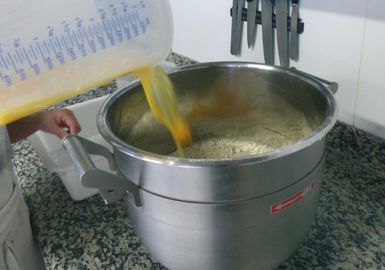       Peler les pommes et les couper en quartiers. 
      Les pré-cuire au four avant de les déglacer au vinaigre 
      de pomme, à la poêle. Elles doivent être cuites à coeur. Mélanger le cream cheese et la moutarde.
