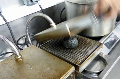       Bouler 100 g de pâte (celle-ci se situe entre pain et brioche, mais la recette est secrète) et la presser dans un gaufrier pendant une minute. Une fois réduite en galette, la laisser refroidir un peu. 

