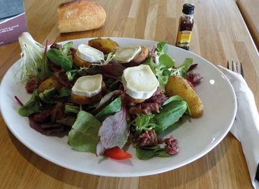 Pas de lassitude avec le plat du jour (7,70 €) : salade de gésiers, boudin noir-purée, tartiflette...
Pas de lassitude avec le plat du jour (7,70 €) : salade de gésiers, boudin noir-purée, tartiflette...