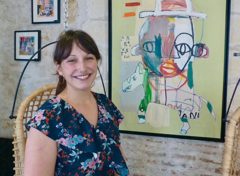       Camille pose devant une toile 
      de Nep, prêtée par une galerie d'art voisine. Les expositions changent régulièrement.

