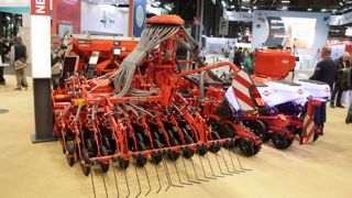 Kuhn propose un combiné de semis compact, capable de passer rapidement d'un semoir à céréales, à un semoir monograine. Kuhn propose un combiné de semis compact, capable de passer rapidement d'un semoir à céréales, à un semoir monograine.