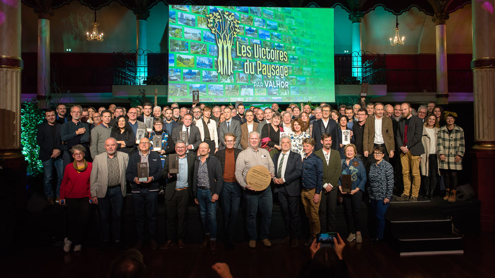 L'ensemble des équipes lauréates (maîtres d’ouvrage publics et privés, paysagistes-concepteurs, pépiniéristes...), ici réunies sur la scène de la salle Wagram le jeudi 8 décembre à Paris.