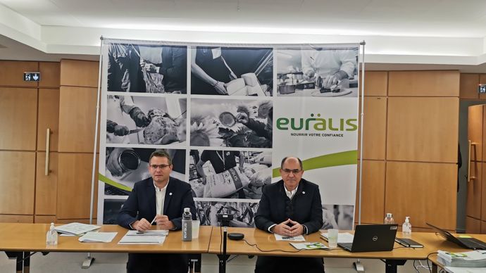 Le 12 décembre devant la presse, le président d’Euralis, Christophe Congues (à g.), et le DG, Philippe Saux, ont présenté les résultats 2021-2022 du groupe, confirmant « la robustesse de son modèle économique ». Concernant la récolte plus récente, ils ont enregistré une baisse de 40 % sur le maïs et de 30 % sur les semences.