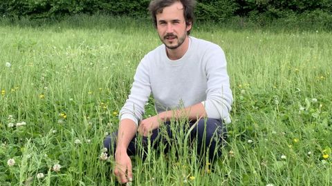 Tom Duperret. Responsable de l’essai sur le pâturage hivernal, Tom Duperret constate début mai que les prairies concernées ne semblent pas affectées. p.le cann