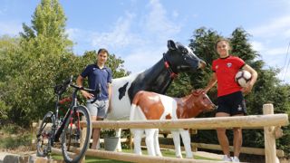 Maïwen et Alexis Renard sont des sportifs de haut niveau, l'un en football, l'autre en cyclisme. Maïwen et Alexis Renard sont des sportifs de haut niveau, l'un en football, l'autre en cyclisme.