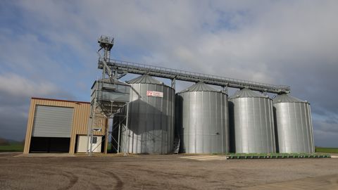 L’installation de stockage Agriconsult du Gaec du Mont Rond, basé à Bonnecourt, dans la Haute-Marne, dispose d’une capacité de 2 600 t de céréales. L’installation de stockage Agriconsult du Gaec du Mont Rond, basé à Bonnecourt, dans la Haute-Marne, dispose d’une capacité de 2 600 t de céréales.