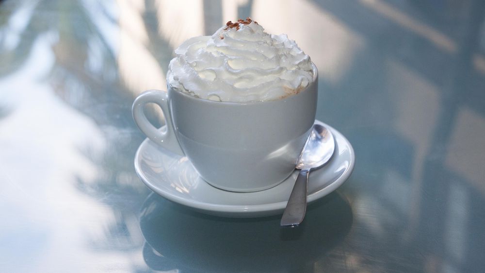 Une tasse recouverte de crème chantilly.
