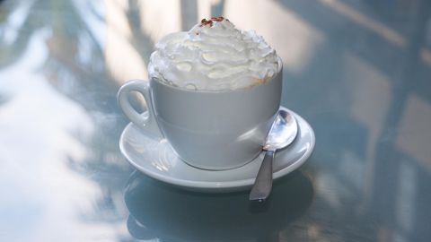 Une tasse recouverte de crème chantilly.