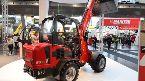 Valet de ferme électrique : le Schäffer 23eT monte en autonomie Valet de ferme électrique : le Schäffer 23eT monte en autonomie