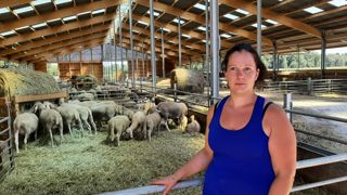 Virginie Ebner dans sa nouvelle bergerie de 28 x 60 m mise en service en novembre 2021. Un investissement de 500 000 €. Virginie Ebner dans sa nouvelle bergerie de 28 x 60 m mise en service en novembre 2021. Un investissement de 500 000 €.
