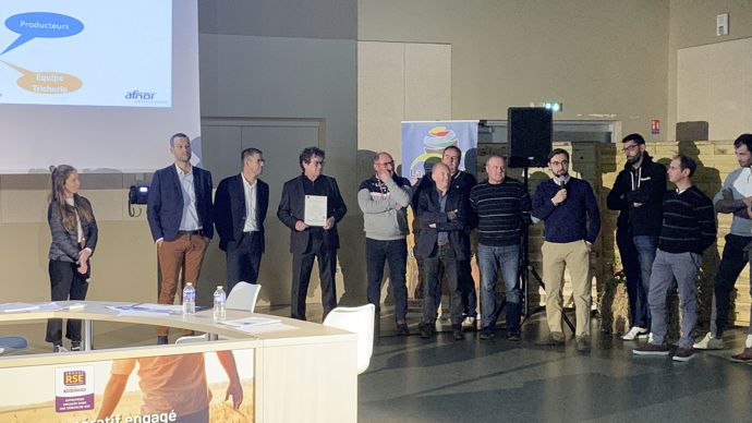 Mélodie Merenda, chef de projet RSE et Économie circulaire à l'Afnor (à g.), a remis le jeudi 15 décembre, lors de l'AG de la Tricherie, l'attestation de labellisation Engagé RSE niveau exemplaire à la coopérative représentée par Baptiste Breton et Benjamin Bichon, co-directeurs, le président Alain Bergeon, et le conseil d'administration (de g. à dr.).