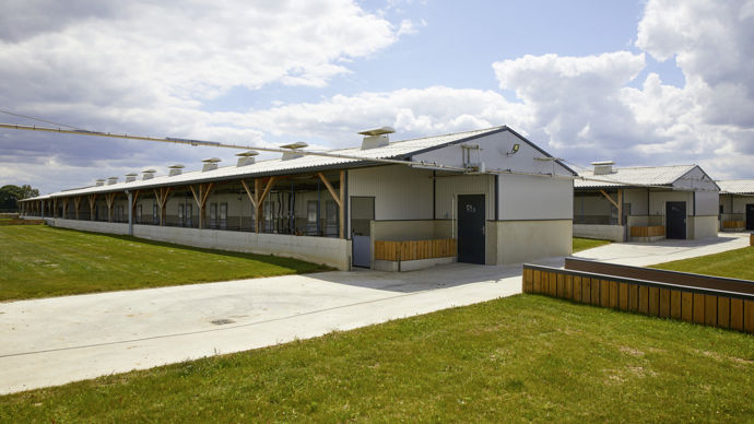 Le concept d’élevage porcin alternatif Physior a été conçu par la coopérative Le Gouessant à partir de 2018 et la première ferme construite sur ce modèle est entrée en production, comme un démonstrateur, en 2021.