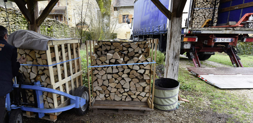 Les foyers se chauffant au bois peuvent bénéficier d'une aide allant jusqu'à 200 euros.