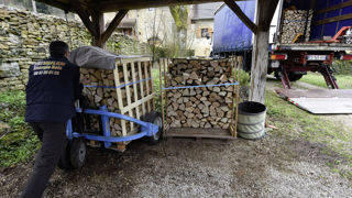 Les foyers se chauffant au bois peuvent bénéficier d'une aide allant jusqu'à 200 euros. Les foyers se chauffant au bois peuvent bénéficier d'une aide allant jusqu'à 200 euros.