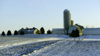 Une ferme du midwest américain sous la neige (photo d'illustration). Une ferme du midwest américain sous la neige (photo d'illustration).