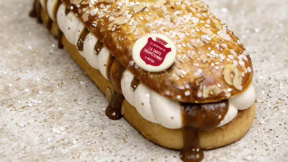 La bûche “Éclats de pécan” du pâtissier François Daubinet pour la tarte tropézienne associe un croustillant pécan, un cœur coulant de pâte à tartiner pécan et un mélange onctueux de crème tropézienne vanille et pécan.