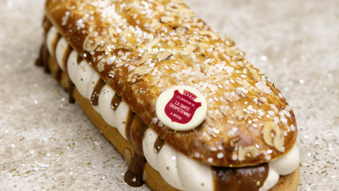 La bûche “Éclats de pécan” du pâtissier François Daubinet pour la tarte tropézienne associe un croustillant pécan, un cœur coulant de pâte à tartiner pécan et un mélange onctueux de crème tropézienne vanille et pécan.