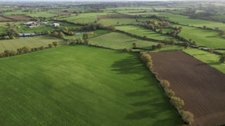 Le prix moyen de vente des terres agricoles à l’hectare atteignait 5 940 € en France en 2021. Le prix moyen de vente des terres agricoles à l’hectare atteignait 5 940 € en France en 2021.