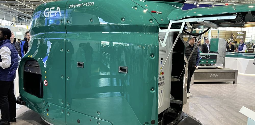 Le robot d'alimentation DairyFeed F4500 de GEA circule dans les bâtiments et dans la cuisine grâce à un guidage par lidars.
