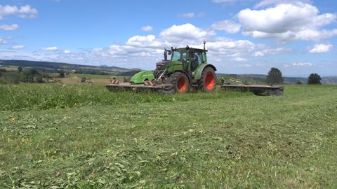 Le plateau, sur le haut de la parcelle puydomoise, a offert une promenade de santé au 211 Vario et son combiné de fauche. Le plateau, sur le haut de la parcelle puydomoise, a offert une promenade de santé au 211 Vario et son combiné de fauche.
